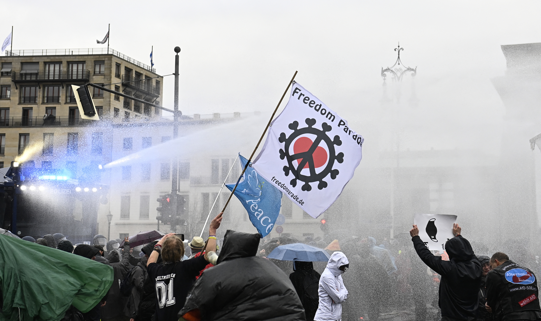 Neue "Studie": Querdenken-Demos in Berlin und Leipzig ...