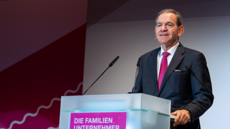 "Wasser bis zum Hals": Industrieverband und Familienunternehmer fordern klaren Stufenplan