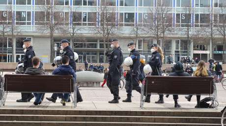 Autokorso gegen Corona-Maßnahmen – Ärger zwischen Demonstranten und Gegendemonstranten