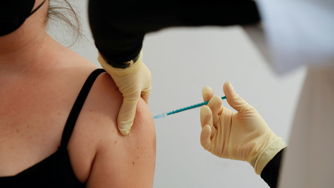Verimpft: Frau bekommt eine ganze Ampulle des BioNTech-Impfstoffes verabreicht