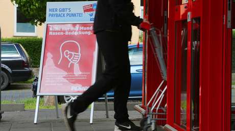 Berlin: Türsteher fordert zum Maskentragen auf – Kunde sticht auf ihn ein