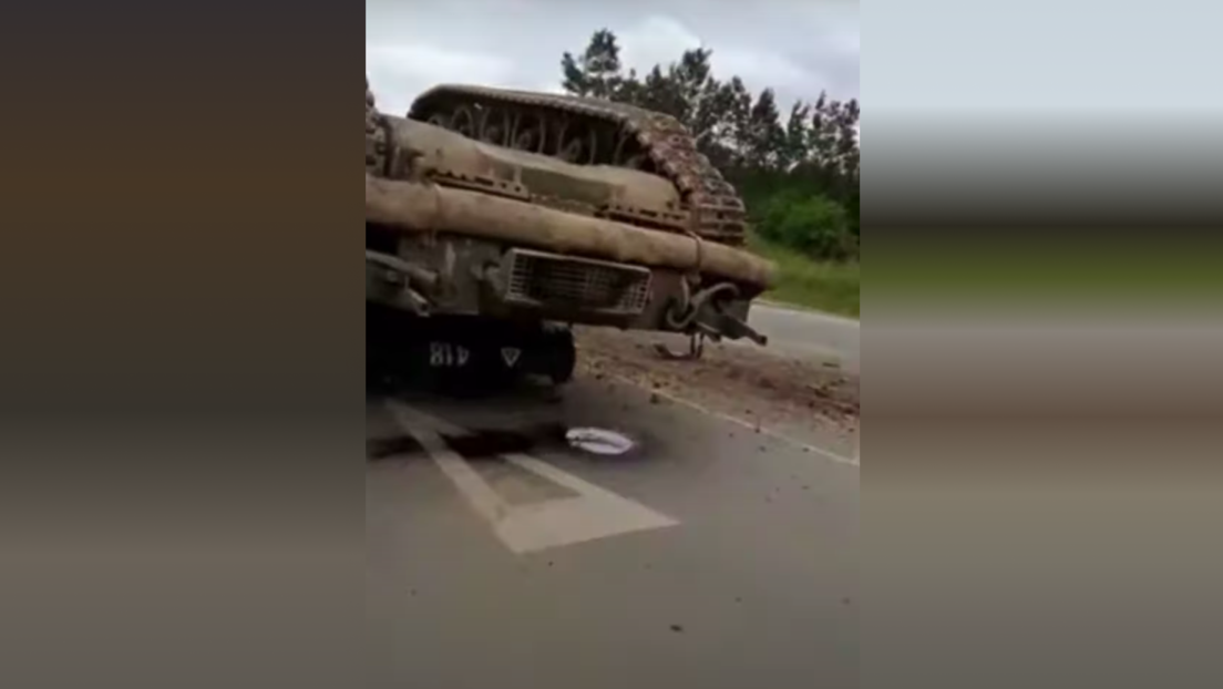 Russland: Panzer rutscht von Transporter auf die Straße (Video)