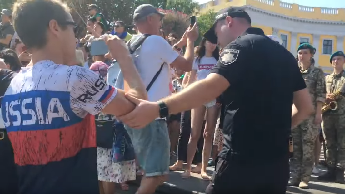 US-Bürger wegen Tragens eines T-Shirts mit russischer Symbolik im ukrainischen Odessa festgenommen