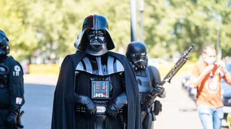 Impfaktion in Duisburg: Kinder machen Fotos mit "Star Wars"-Figuren