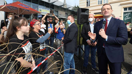 Impfstoff unbedingt ordentlich zugelassen? Jens Spahn verheddert sich im Gespräch mit Kritikern