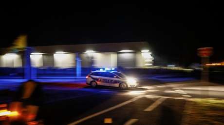 Frankreich: Polizist schlägt und tritt am Boden liegenden Mann