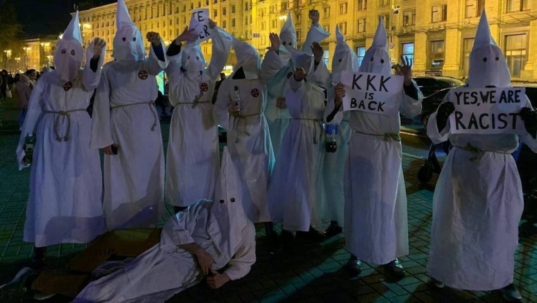 "Ja, wir sind Rassisten": Ukrainer an Halloween in Kiew als Ku Klux Klan unterwegs