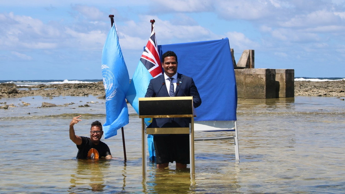 Weltklimakonferenz: Außenminister des Inselstaates Tuvalu hält Rede im knietiefen Wasser