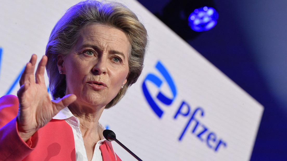 Die Präsidentin der Europäischen Kommission Ursula von der Leyen spricht nach einem Besuch zur Überwachung der Produktion des Impfstoffs gegen COVID-19 von Pfizer/BioNTech in der Fabrik des US-Pharmakonzerns Pfizer im belgischen Puurs am 23. April 2021 auf einer Pressekonferenz.