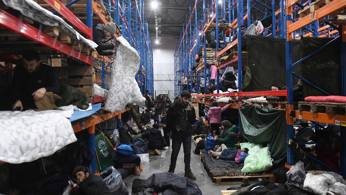 مهاجران از کمپ های مرزی لهستان در یک مرکز لجستیکی در بلاروس اسکان داده می شوند