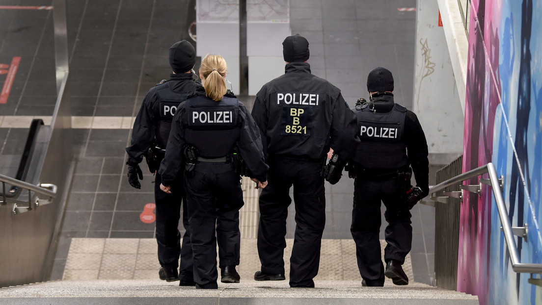برلین: پلیس و افسران مجری قانون نباید طی بازرسی ها واکسینه شوند یا به کار بازگردانده شوند