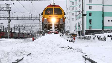 Auto mit vier Schülern und ihrer Lehrerin auf Bahnübergang von Zug erfasst – Drei Kinder tot