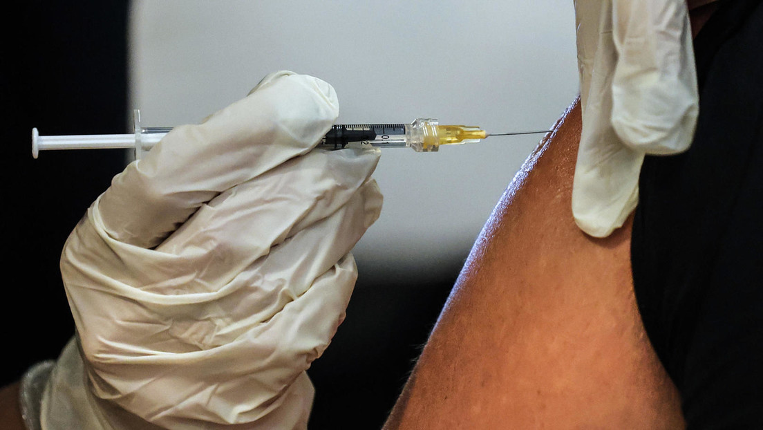 ایتالیایی می خواهد واکسن تاج را به دست مانکن تزریق کنند - پرستار متوجه کلاهبرداری می شود