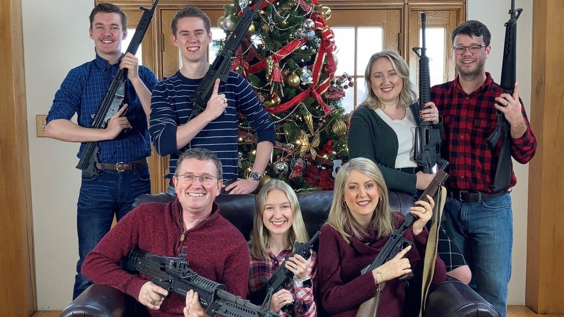 "Santa, bitte bring Munition" – Republikanischer Abgeordneter twittert umstrittenes Familienfoto