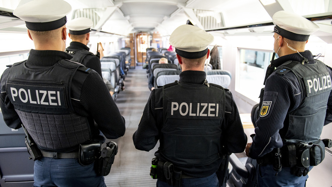 عملیات پلیس در قطار: یک زن در حین کنترل 3G رها شد - گزارش شاهدان عینی