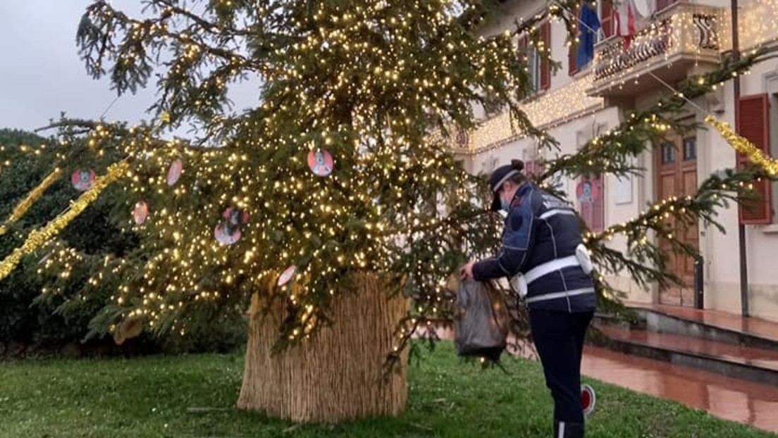 Hitler als festliche Deko: Nazi-Symbole an Weihnachtsbaum in Toskana entdeckt
