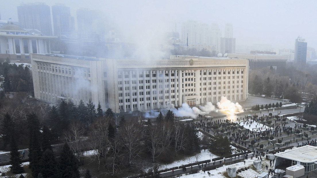 Proteste in Kasachstan: Demonstranten stürmen Residenz des Präsidenten in Almaty