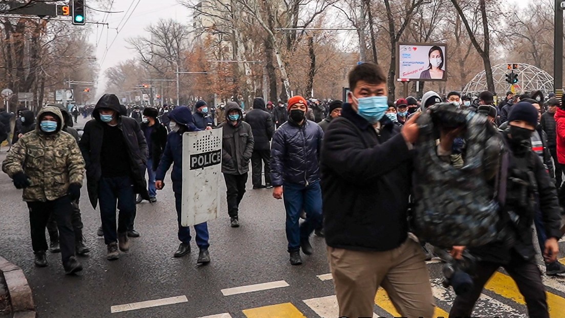 اعتراضات در قزاقستان در حال افزایش است: شهر آلماتی و فرودگاهی که توسط معترضان کنترل می شود