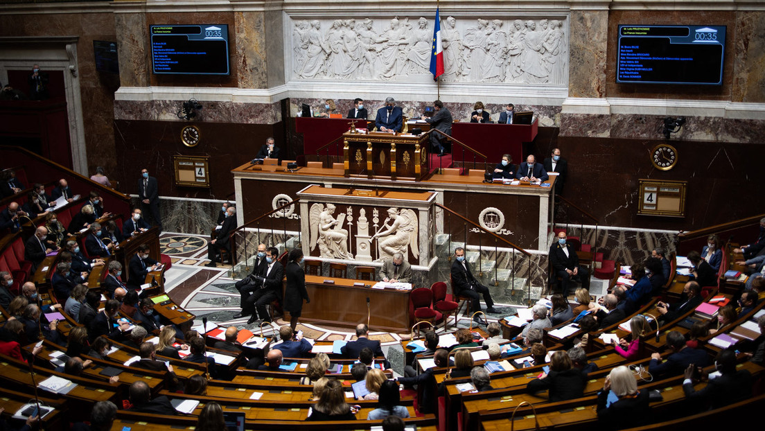 قوانین سختگیرانه تری برای تاج در همه جا در فرانسه - به جز در پارلمان - اعمال می شود