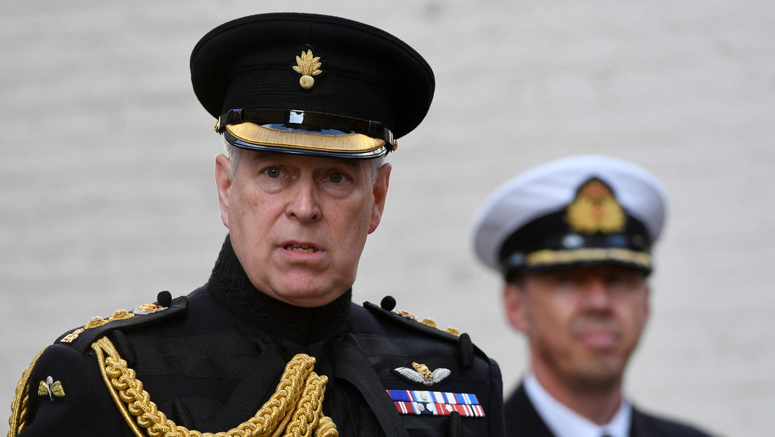 Wegen Missbrauchsvorwürfen: Königin Elisabeth II. entzieht Prinz Andrew militärische Dienstgrade