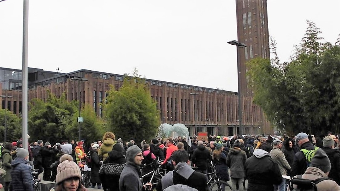 تجمع اعتراضی علیه گزارشات درباره کرونا در مقابل مقر RTL در کلن
