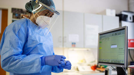 Deutschland: Hospitalisierungsinzidenz sinkt, strenge Maßnahmen bleiben