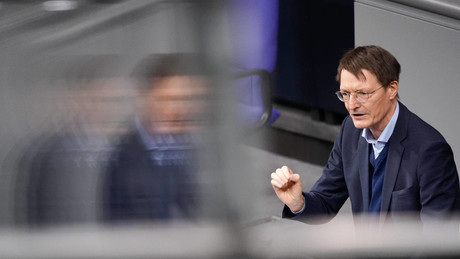 Corona-Impfpflicht: Abgeordnete debattieren im Bundestag