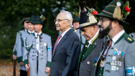 Edmund Stoiber teilt gegen Gerhard Schröder aus: "Schadet der gesamten deutschen Politik"