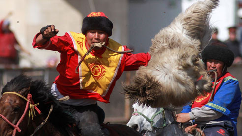 Кони, казаны и туша козла. Как играют в киргизскую Кок Бору