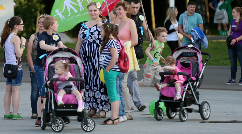 Communists ponder prolonged vacations for parents