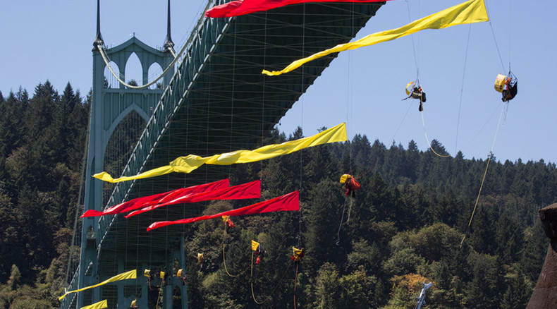 Greenpeace bridge danglers and ‘kayaktivists’ delay Shell icebreaker in Portland