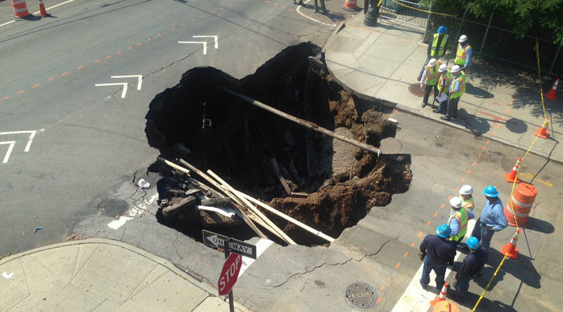 A sinkhole grows in Brooklyn: six-meter crater swallows street