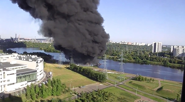 ‘Nuclear war in my neighborhood’: Gigantic plume of black smoke causes panic in Moscow (VIDEO)