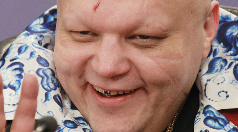 Biting beer can in half: Russian showman in Cossack raid on ‘banned’ products (VIDEO)