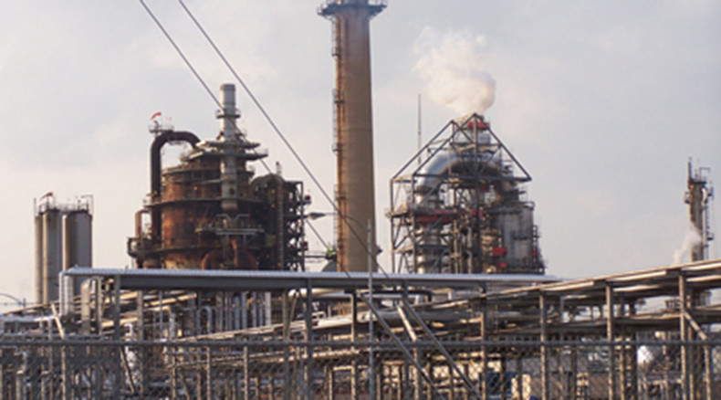 Сhemical reactor at Delaware oil refinery on fire