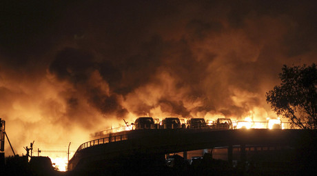 Vehicles are seen burning after blasts at Binhai new district in Tianjin municipality, China, August 13, 2015 © Stringer 