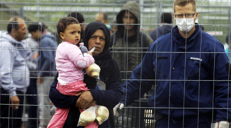 'Europe’s Guantanamo': Refugees in Hungary fed 'like animals in pen' (VIDEO)