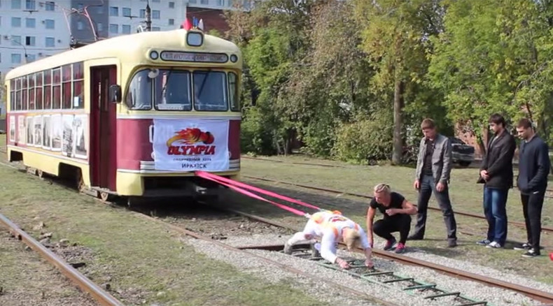 Muscles of steel: Siberian woman moves 17-ton tram car in record-breaking stunt (VIDEO)