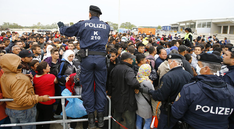 EU refugee crisis threatens 'de-facto collapse of Schengen system'