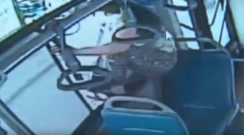 ‘I want to get off NOW’: Chinese woman misses stop, jumps out of moving bus window (VIDEO)