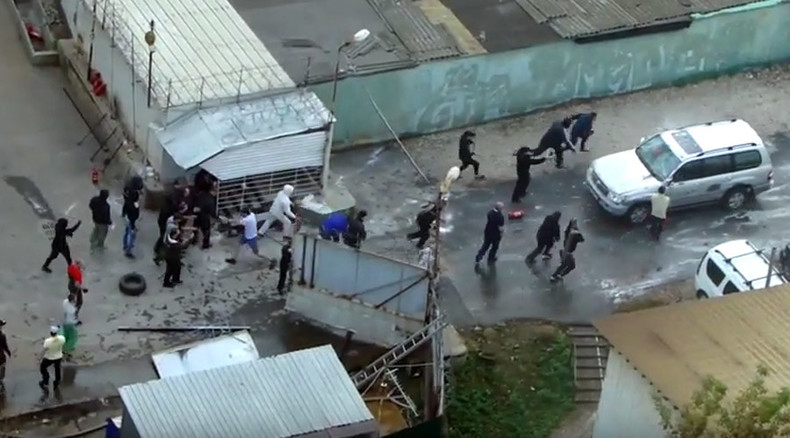Sticks & rubber bullets against angry SUV transform Moscow garage complex into battle scene (VIDEO)