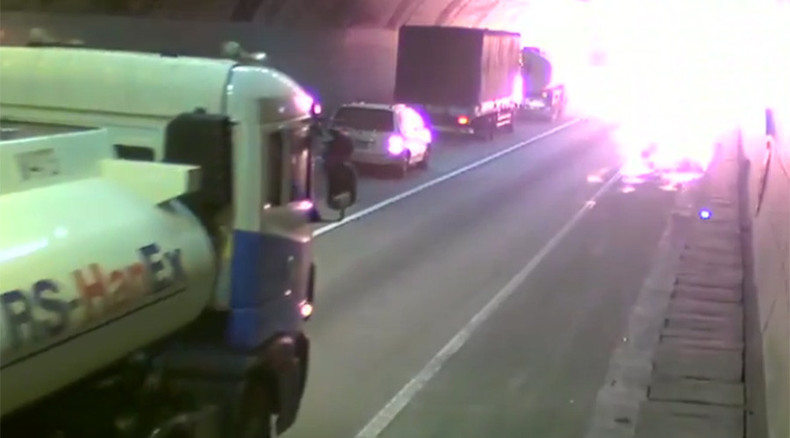 Truck carrying thinner crashes, explodes in tunnel, sets 11 vehicles ablaze (VIDEO)