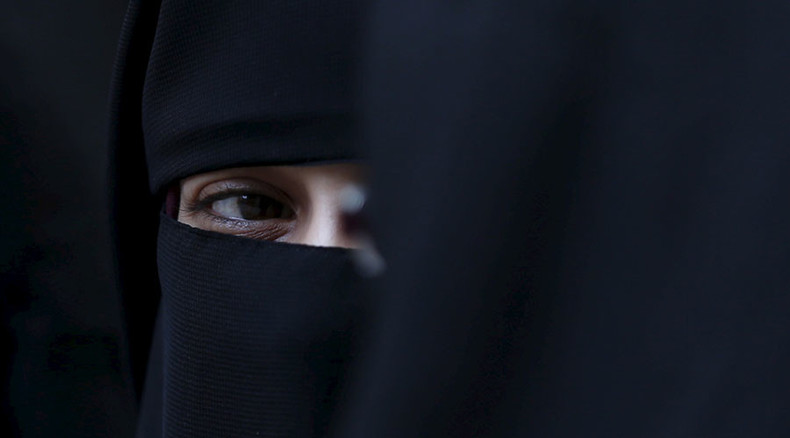 London commuter shields Muslim girl from ‘racist abuse’ on the Tube