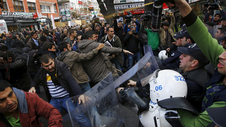 Turkish weapons ‘heading to end in ISIS hands’: RT speaks to Cumhuriyet journalists