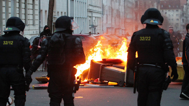 Water cannons & tear gas deployed in Leipzig, as neo-Nazi demo sparks massive counter rallies