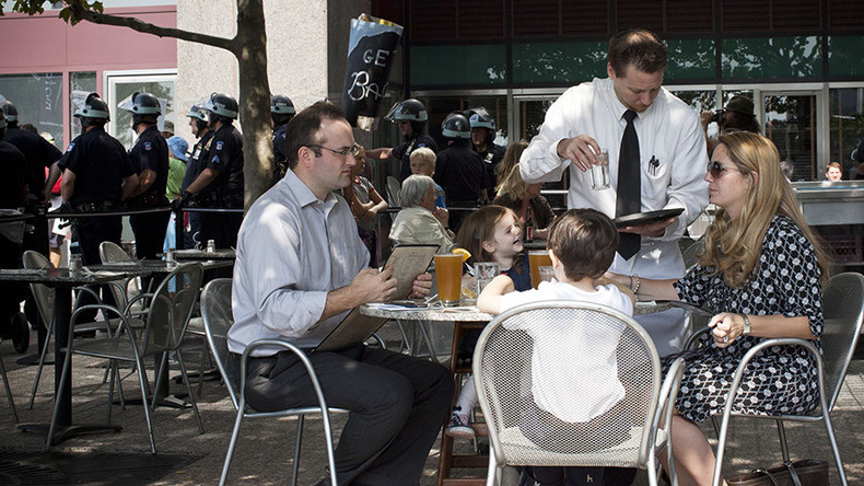 Diners order more food if waiter is overweight – study