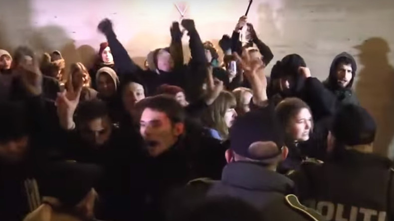 Hundreds of angry commuters clash with police over Denmark-Sweden border control (VIDEO)