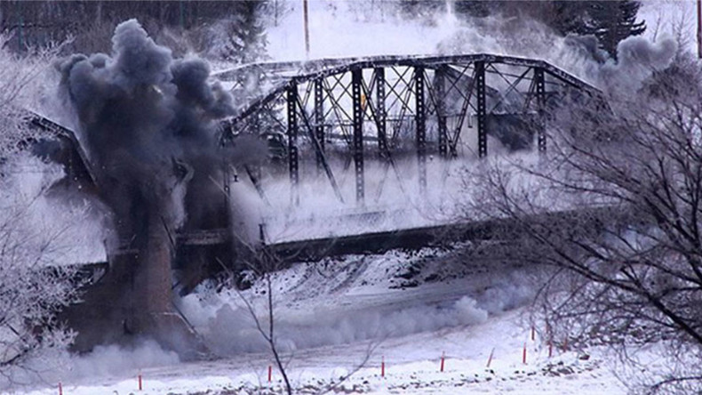 Canadian bridge collapse turns into mass entertainment (VIDEO)