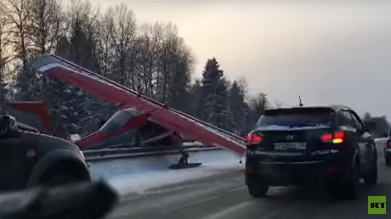 Small plane makes hard landing on Russian highway (VIDEO)