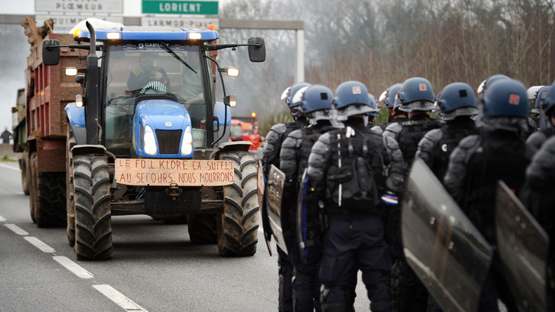 French farmers block roads, burn tires protesting low prices (VIDEO, PHOTOS)